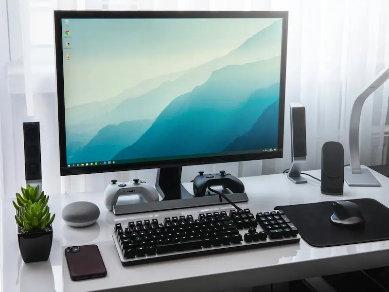 Un PC desktop acceso su una scrivania.