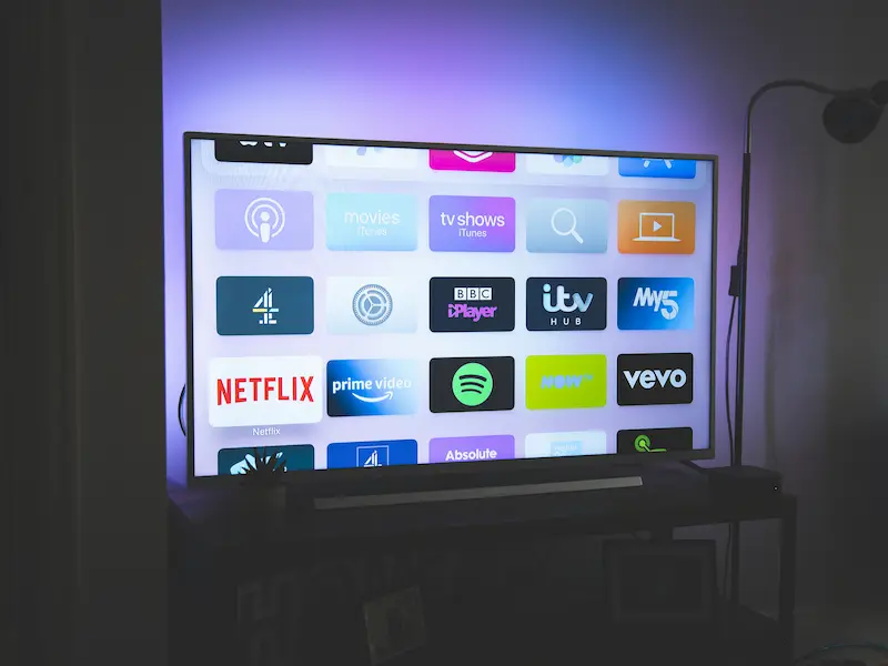 Una smart TV accesa e funzionante