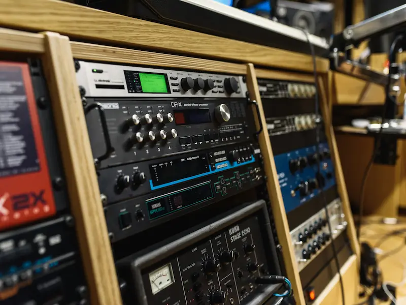 serie di amplificatori in uno studio di registrazione