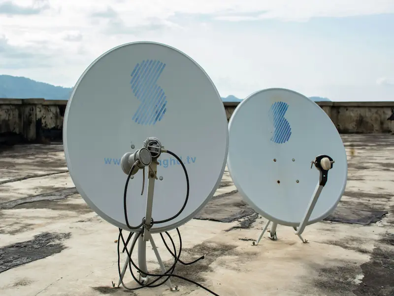 Due antenne satellitari sopra un tetto